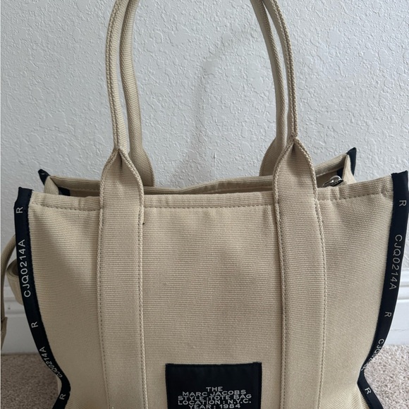 Marc Jacobs THE JACQUARD
LARGE TOTE BAG - Picture 2 of 10